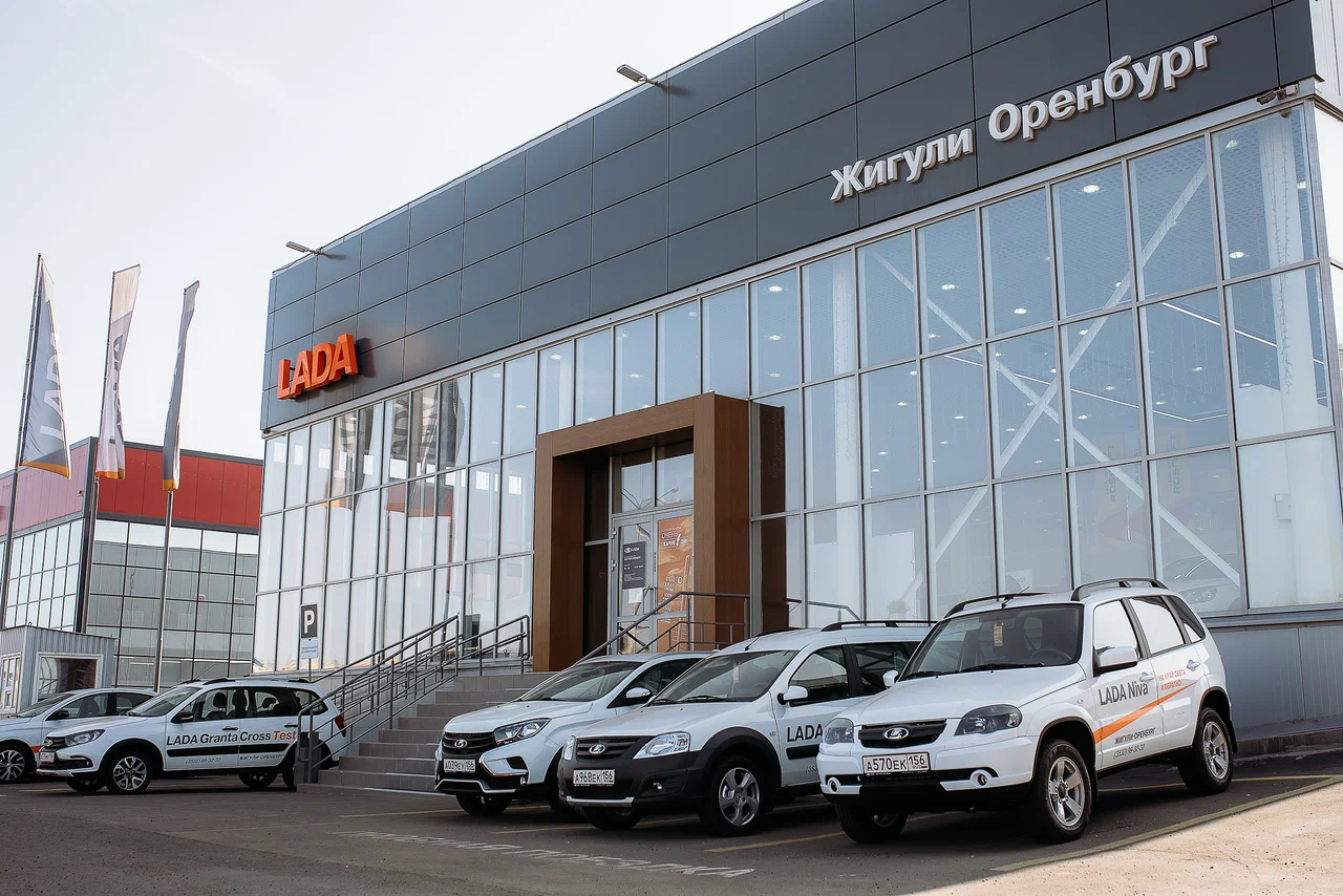 Комплекс автосалонов на Нежинском шоссе